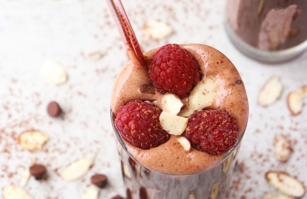 7 Easy Low-Carb Smoothie Recipes for Breakfast or Snacks