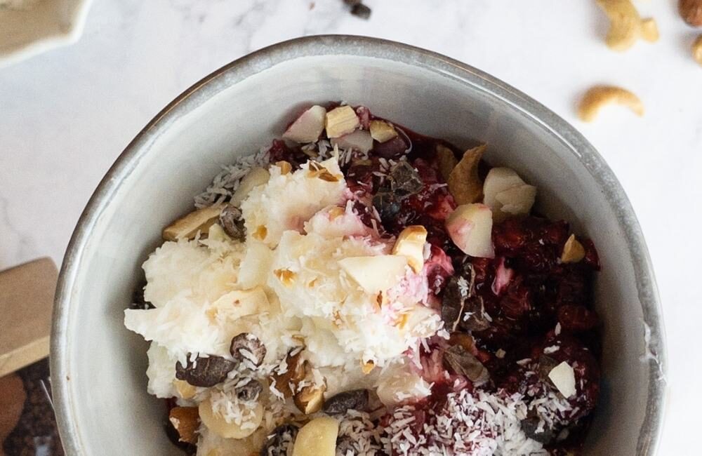 Resten Skære af Moske Keto Yogurt Recipe with Raspberry and Crushed Nuts