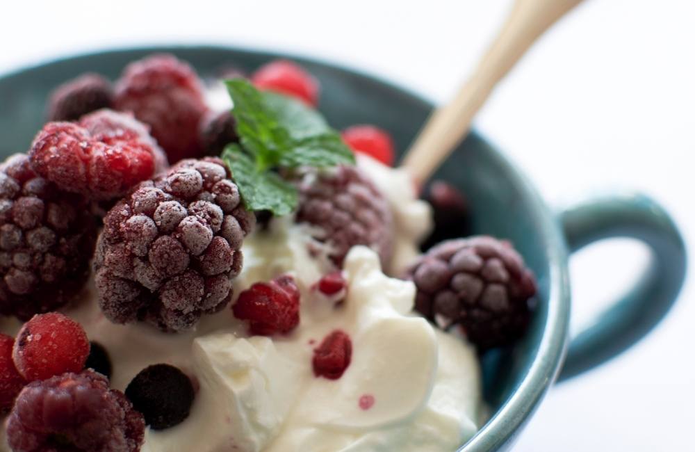 Greek yogurt and berries: healthy snacks for weight loss