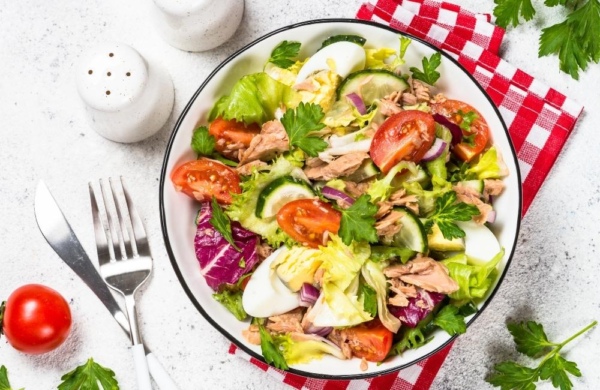 10 High-Protein Low-Carb Salads That Are Insanely Delicious