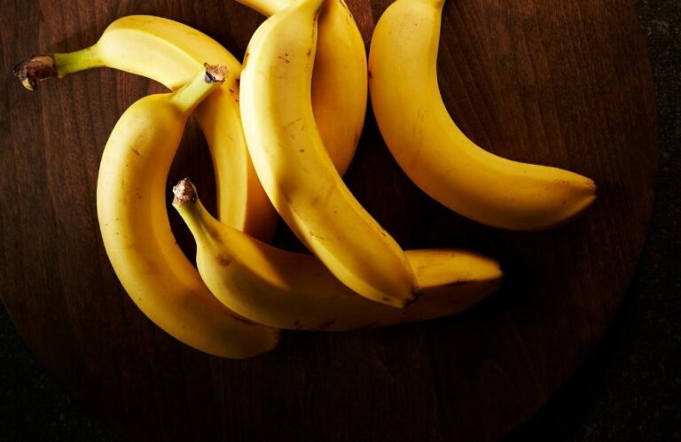 why-you-should-eat-a-banana-before-bed-every-night